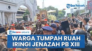Warga Solo Tumpah Ruah di Jalan Iringi Kirab Jenazah Pakubuwana XIII, Kereta Jalan Merayap