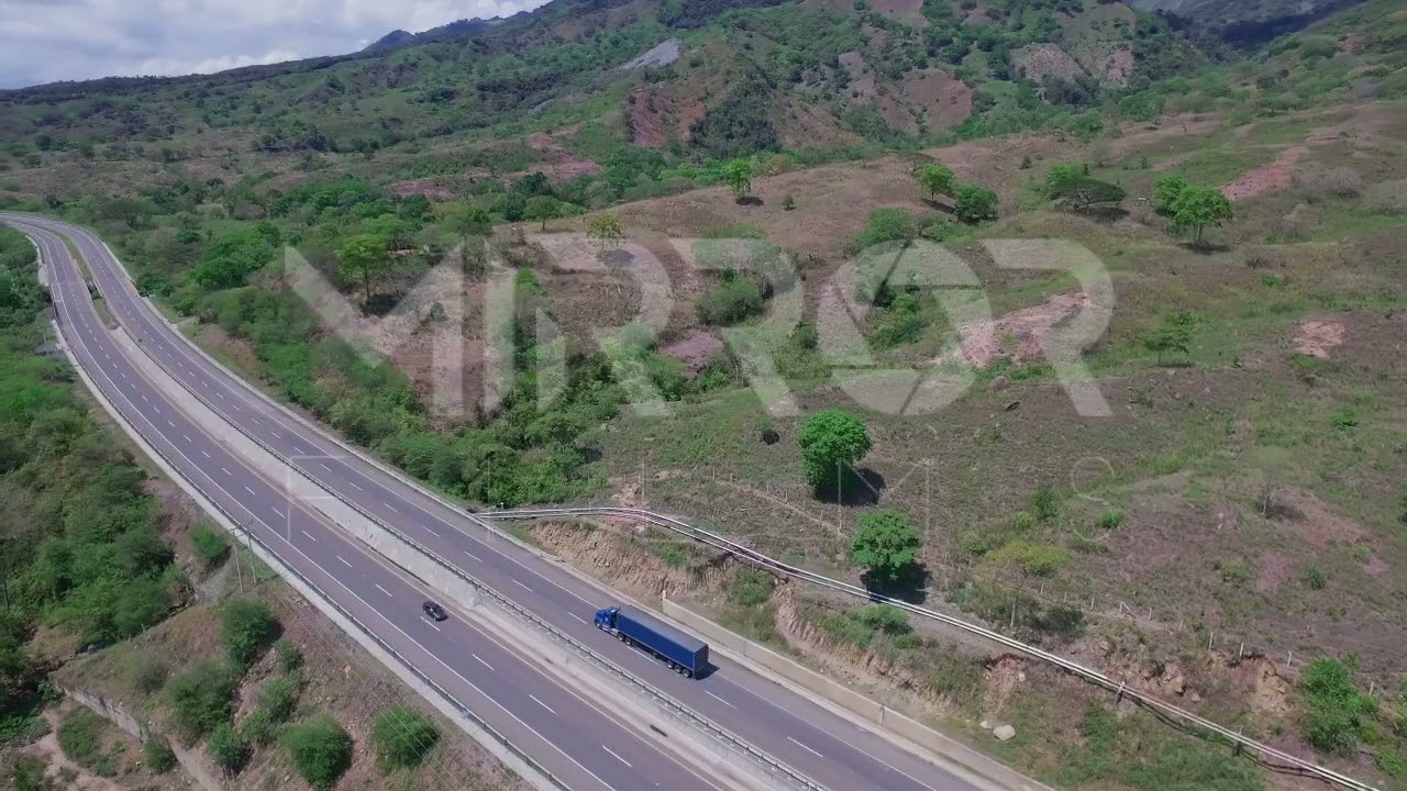 Carretera entre montañas, tractomula