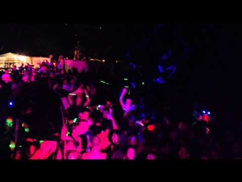 ZENE I ALKOHOL & U MOJOJ SOBI  (live @ prigrevica foam fest 2012)