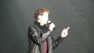 Scott MacIntyre talks to the American Idol audience (Greensboro, NC)
