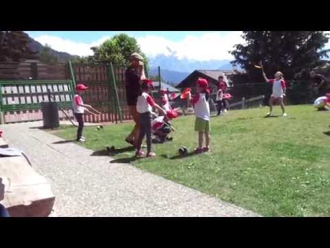 海外キッズサマーキャンプ自然の青空の下で手品【スイス留学.com】