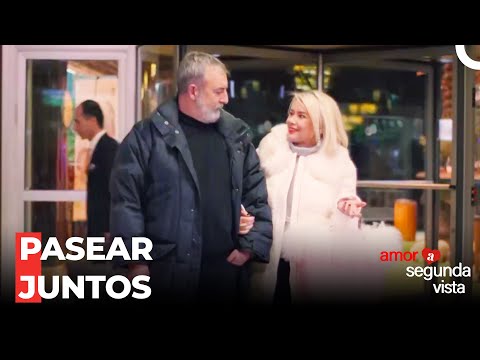 Fehmi Y Mukaddes Están De Paseo - Amor a Segunda Vista