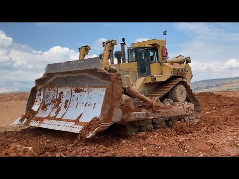 Caterpillar D11R Bulldozer Cleans The Deposit