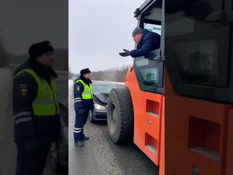 Mercedes влетел в асфальтовый каток… «Как обгонял!» — лучший диалог с ДПС