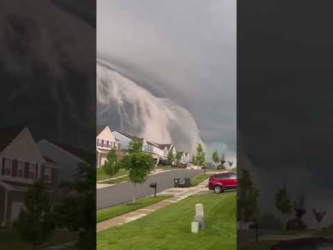 This is a roll cloud, often near the leading edge or gust fronts of thunderstorms 🤯