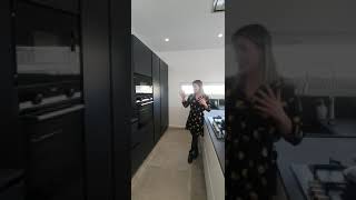 Pavimento ed arredamento cucina scuro