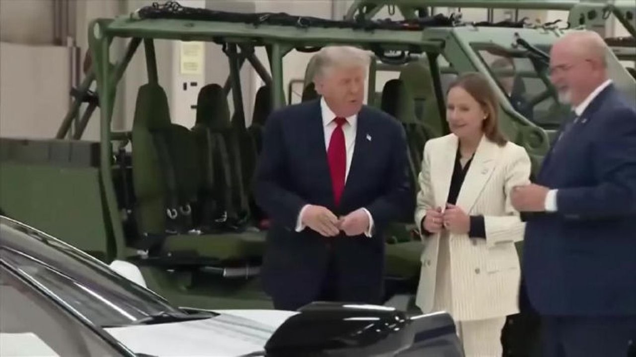 Trump firma il cofano di una Corvette durante visita alla General Motors in Michigan