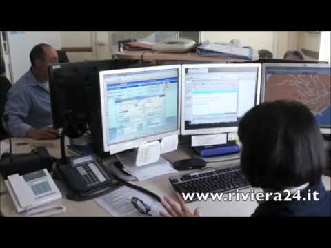 A goccia del dolore Dolore nella parte bassa della schiena con una mano