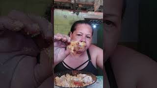 Comendo de mão delícia de comida carne de sertão e calabresa e farinha 