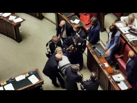 Giustizia, Sgarbi portato di peso dai commessi fuori dall'Aula