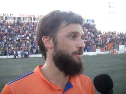 Bruno Pezzella, volante de Deportivo Roca.