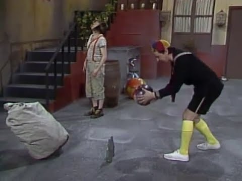 El Chavo y Quico jugando al boliche