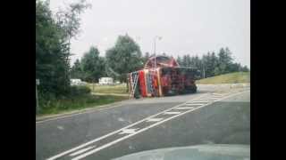 preview picture of video 'Vindmølle transport væltet ved Filskov.'