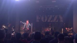 Fozzy stops mid-song for a fight