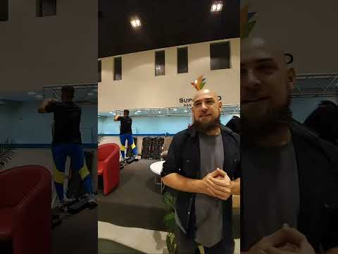 SEBASTIÁN BORTNIK, 19 de Abril del 2024 en el SuperDomo. Guía para la        CRIANZA DIGITAL.