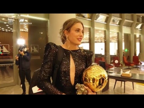 Alexia Putellas llega a Sevilla con el Balón de Oro