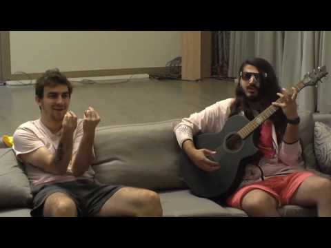 Berkcan Güven ve Efe Uygaç Şarkı Söylüyor