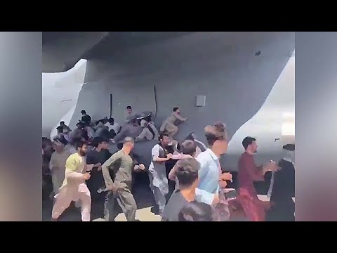 Kabul, in fuga aggrappati all'aereo militare Usa pronto per il decollo