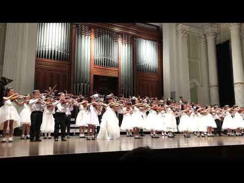 Iniya violin stage performance