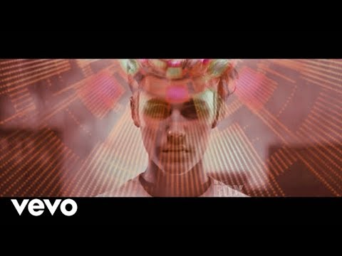 Justin Bieber Ft. The Chainsmokers – All right Video