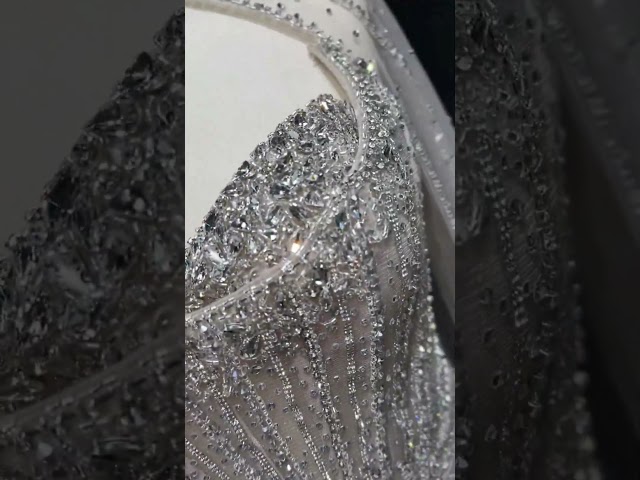 فستان سهرة ملكي مطرز بالكريستال بإطلالة استثنائية للمناسبات