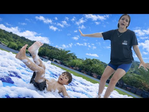 Kauã and Sara turned the little field into a foam pit!!!