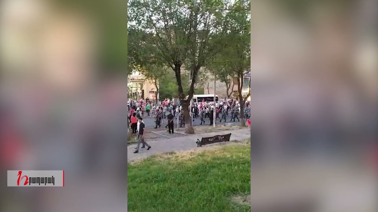 Նիկոլ Փաշինյանը մի քանի տասնյակ ավտոմեքենաներով ու մարդկանցով կաթվածահար է արել Մալաթիա թաղամասը եւ երթ է անում