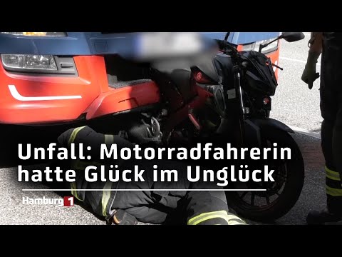 LKW rammt Motorradfahrerin, die unverletzt bleibt