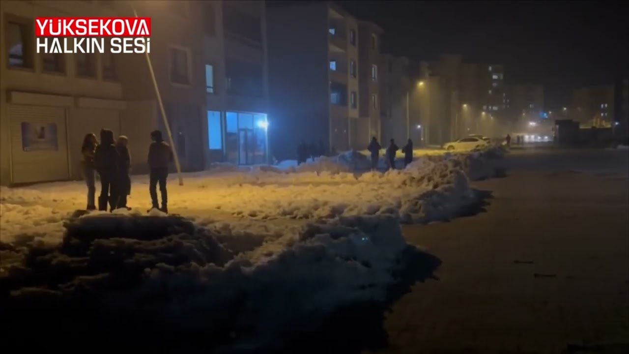 Yüksekova’da deprem sonrası vatandaşlar sokaklara döküldü