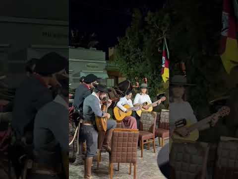 Serenata para as prendas jovens do CTG Rincão da Fronteira, em Jaguarão #riograndedosul #ctg