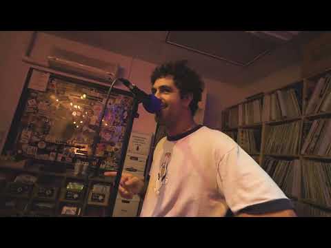 HUNNY - “kick ur teeth in” (Live at KXLU)