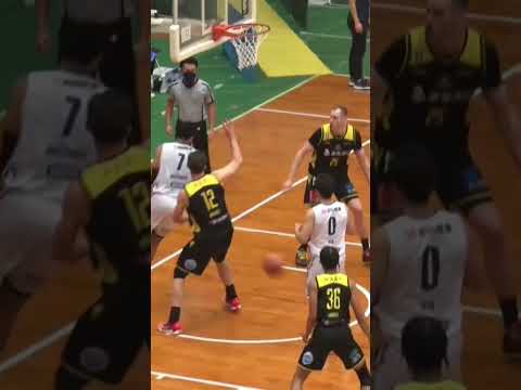 【衝撃】漫画の世界のようなぶん投げダンク🏀☄️