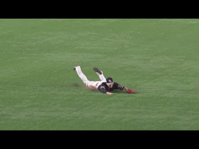 【2回表】ホークス・周東 ダイビングキャッチのファインプレーでチームを盛り立てる!! 2020/10/11 H-M