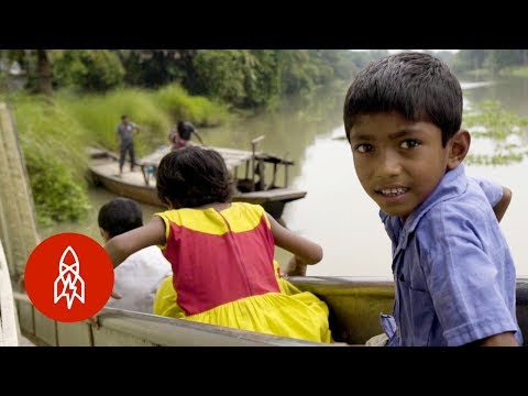 洪災期間，漂浮學校將課堂搬到學生身邊 (During Floods, Floating Schools Bring the Classroom to Students)
