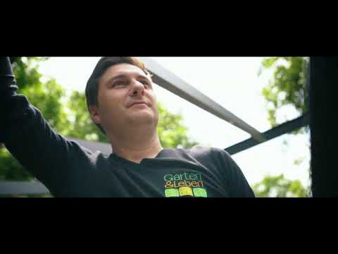 Garten und Leben. Aufbau einer freistehenden Terrassenüberdachung