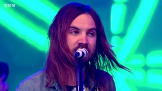 Tame Impala &quot;Why Won´t They Talk To Me&quot; live Glasto 2016