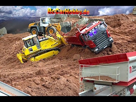 AMAZING R/C TRUCK ACTION - stucking in deep sand - CONSTRUCTION WORLD - Nov 2017 p5
