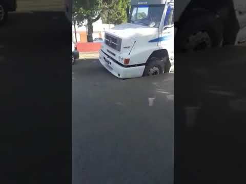 Cedió el pavimento y un camión quedó encajado en 122 y 66