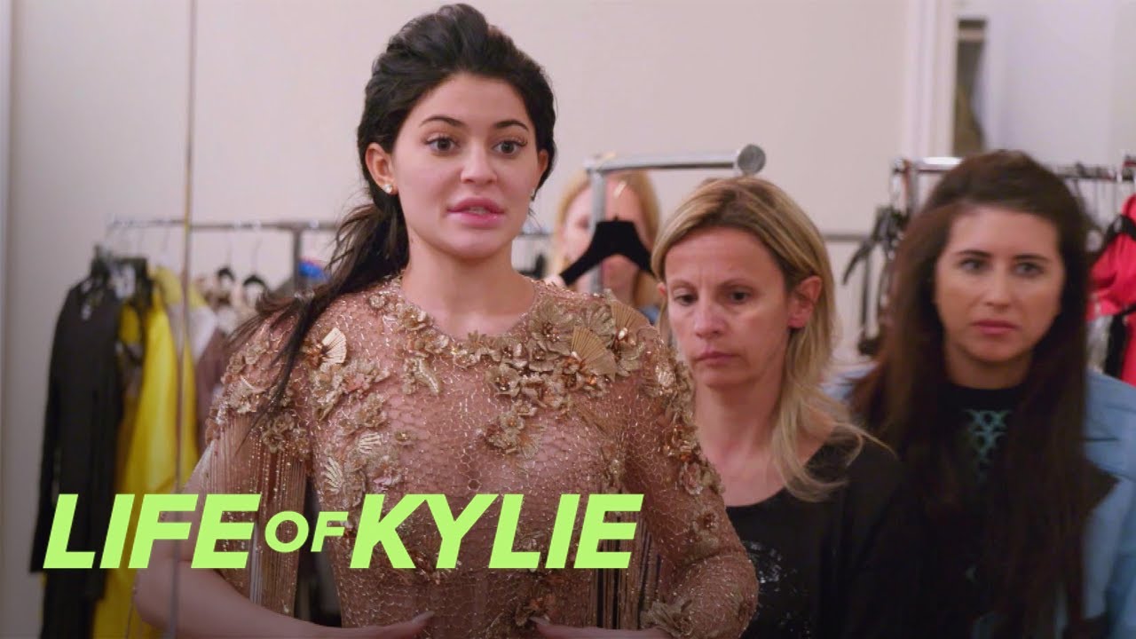 Kylie Jenner Wants What Done to Her Versace Gown?! | Life of Kylie | E! thumnail