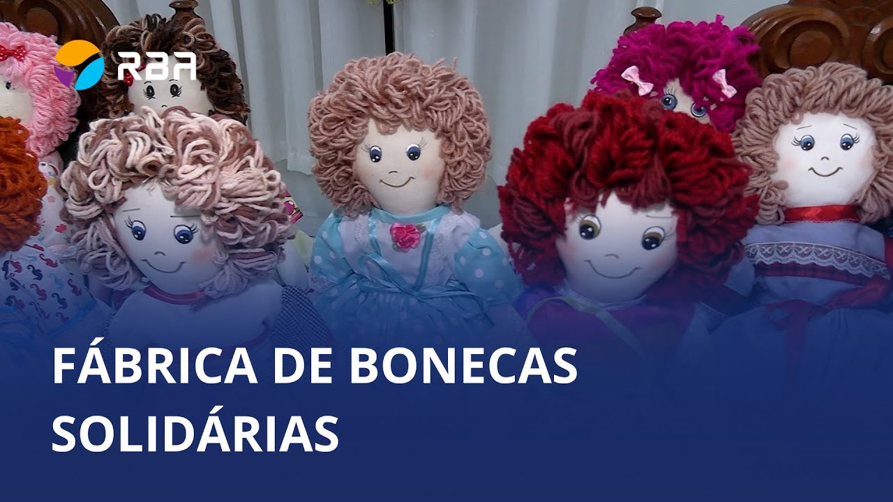 Voluntárias transformam tecido e amor em bonecas solidárias