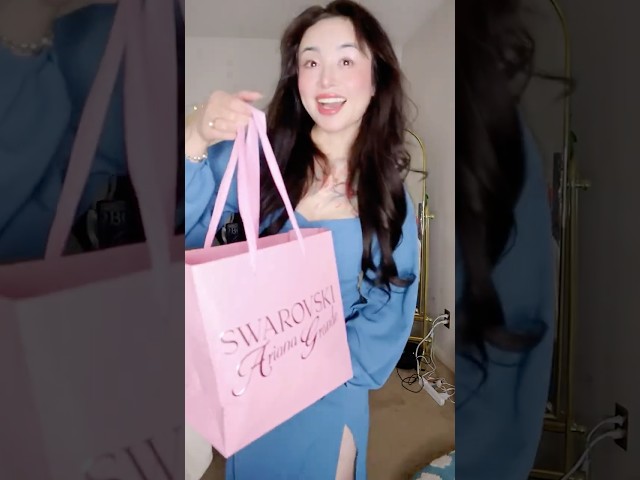 Vídeo relacionado con Swarovski Llavero Teddy, Llavero de Osito Elaborado en Resina Rosa Ligera que Incorpora un Eslabón Octogonal, en el Centro Viene con un Corazón de Cristal, Baño de Rodio, Azul