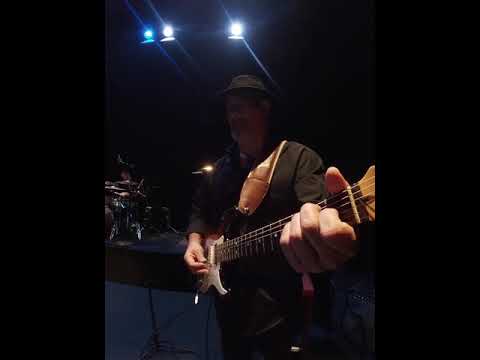 Ykay Ledezma en la guitarra tocando TE QUIERO, TE QUIERO