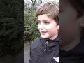 Kinderen massaal de straat op om kerstbomen op te ruimen | RTV Oost
