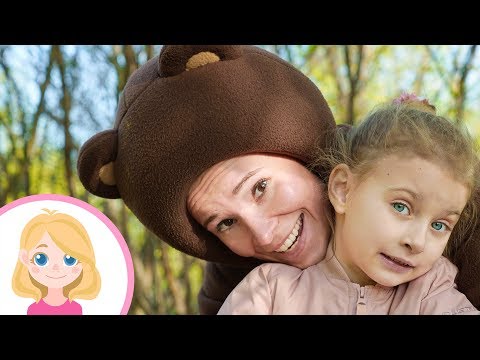 Маленькая Вера и её друг Бурый Медведь гуляют в парке и помогают животным
