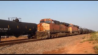 preview picture of video 'Wichita Falls - Two BNSF Freight Trains passing just west of Harrold, Texas'