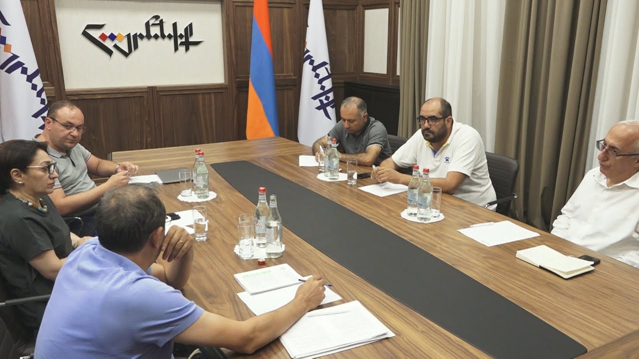 Եռյակը ստորագրահավաք է սկսում