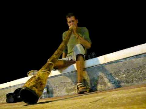 Mojdoo playing Didgeridoo Favourite 1