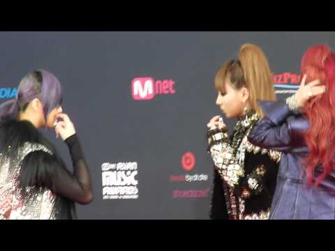 111129 2NE1 Cut 2 @ MAMA SG Red Carpet 2011 ( Fancam )