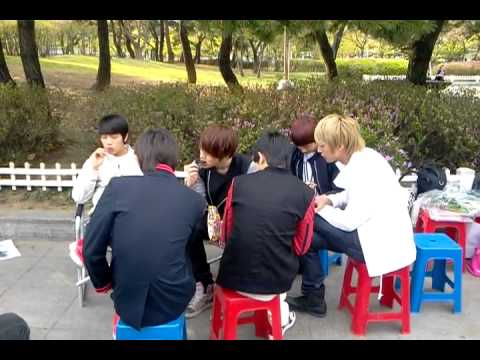 B2ST enjoy eating TKN.mp4