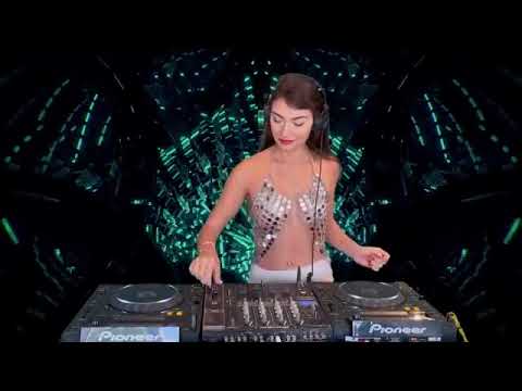 Fernanda Pistelli _ Metaverse Sessions for Liquid Earth